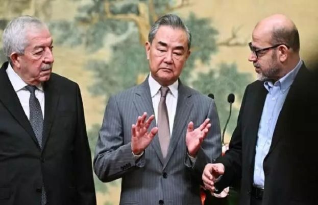 Mahmoud al-Aloul, vice chairman of the Central Committee of Fatah (L), China&#039;s Foreign Minister Wang Yi (C), and Mousa Abu Marzouk, senior Hamas member.