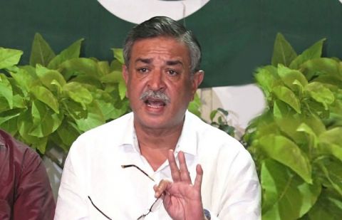 ECP disqualified Arshad Vohra as deputy mayor of Karachi