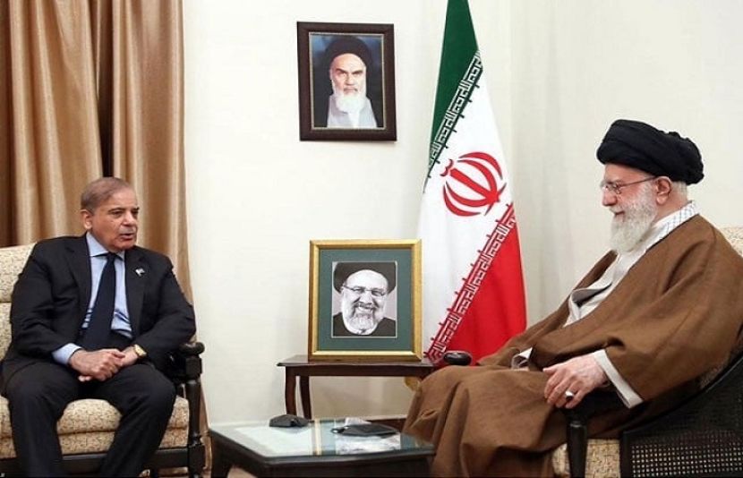 وزیراعظم شہباز شریف  تہران میں ایران کے سپریم لیڈر آیت اللہ خامنہ ای سے ملاقات کر رہے ہیں