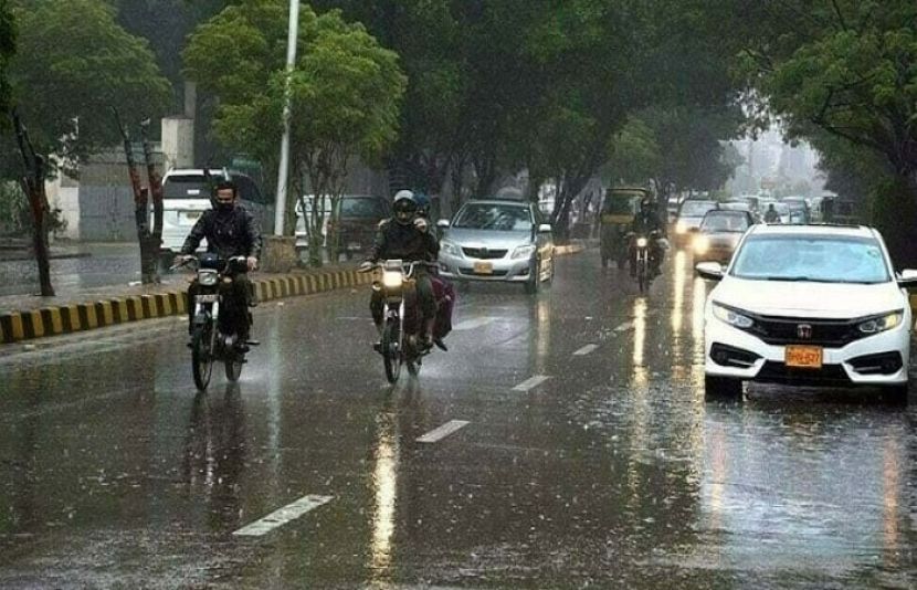 مری میں رات سے وقفے وقفے سے بارش کا سلسلہ جاری ہے جبکہ جہلم میں صبح کے وقت ہونے والی بارش سے گرمی کا زور ٹوٹ گیا ہے۔