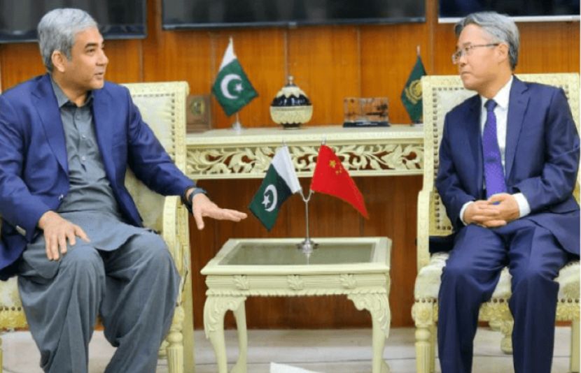 وفاقی وزیر داخلہ محسن نقوی  چین کے سفیر جیانگ زی ڈونگ سے ملاقات کر رہے ہیں